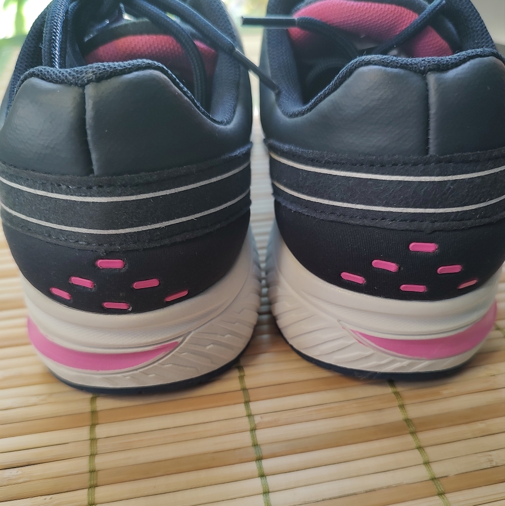 Hind athletic shoes. Navy pink trim. New. Size 7.5 - Picture 6 of 16